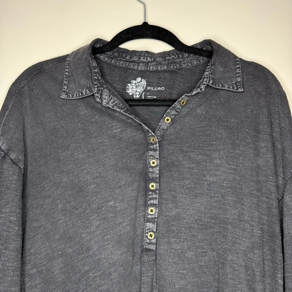 ANTHRO PILCRO Cozy Boho Balloon Sleeve Acid Wash Out Black Quarter Button Shirt - Picture 4 of 9